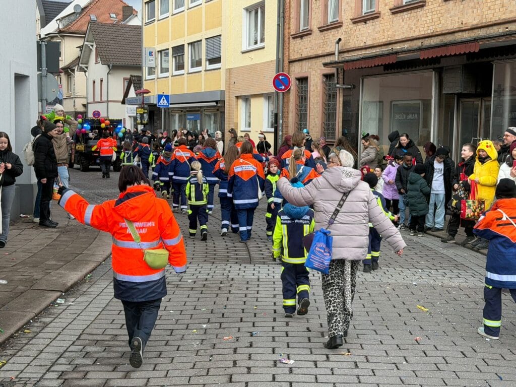 Helau – Kinder- und Jugendfeuerwehr beim Großauheimer Fastnachtsumzug 8 2